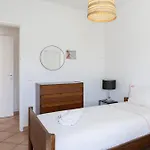 Cozy 2br In With Balcony, By Hopstays