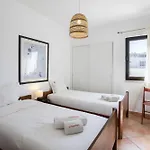 Cozy 2br In With Balcony, By Hopstays Lägenhet Albufeira