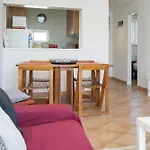 Cozy 2br In With Balcony, By Hopstays *