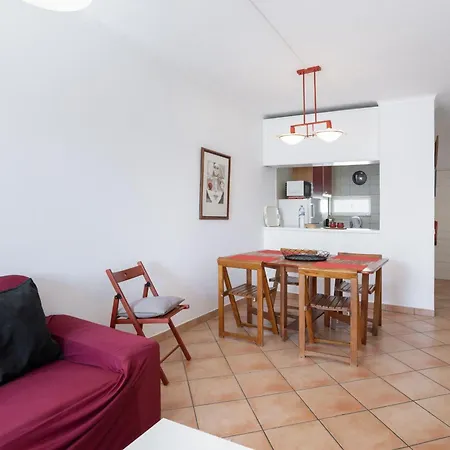 Cozy 2br In With Balcony, By Hopstays *