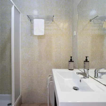 Cozy 2br In With Balcony, By Hopstays