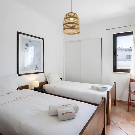 Cozy 2br In With Balcony, By Hopstays アパート アルブフェイラ