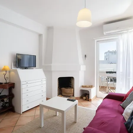 Cozy 2br In With Balcony, By Hopstays