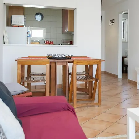 Cozy 2br In With Balcony, By Hopstays *