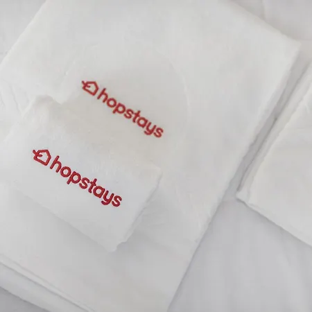 Cozy 2br In With Balcony, By Hopstays *