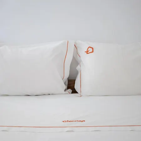 Cozy 2br In With Balcony, By Hopstays