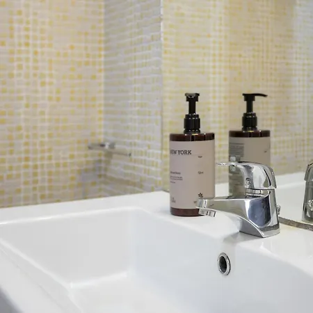 Cozy 2br In With Balcony, By Hopstays *